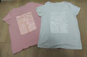 Sサイズ（US表記）2点セット GUESSプリントTシャツ　コットン１００％　ピンク＆ベージュ　ゲス　スーツのインナーにも！