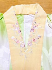 ◆菊唐草の地紋♪正絹小振袖長襦袢◆ 上質紋綸子　お値打ち 裄65　刺繍半襟付き　しつけ糸付き