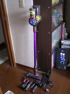 ■Dyson v7 fluffy origin バッテリーサイクロンクリーナ 一式 動作品(確証写真提示)JUNK