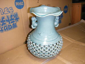 【置物】花器　青磁　花瓶　網目透かし彫り細工　の２