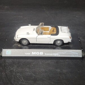 M76　ミニカー　１／４３　ＭＧＢ　コンバーチブル　台座付き　ホンウェル　カララマ　