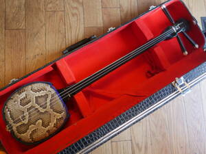 ◆沖縄三線 本蛇皮 USED品 ハードケース付属 蛇革 /琉球三味線 和楽器 弦楽器