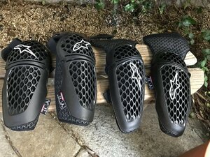 ★　アルパインスターズ　alpinestars　男性用S～M　プロテクター　バイク　二輪車　左右　肘　膝　ヒジ　ヒザ　両肘　両膝　保護