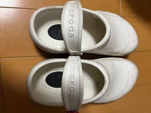 ★クロックス★CROCS★レディースサンダル★23.5㎝くらいになるかと思います。洗えば真っ白になるとおもいます。