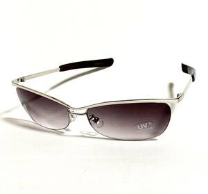 少し大きめのリームレスサングラス シルバーフレーム スモークハーフ メンズサングラス アイウェアー ギフトメガネ 9309-1