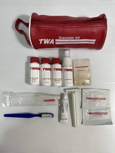 TWA(Trans World Airlines) 航空　機内アメニティグッズ　赤色ポーチ　USAビンテージアンティークコレクタブルレアエアライングッズ