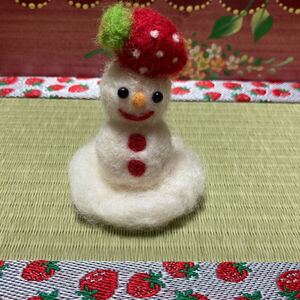 羊毛フェルトハンドメイド　いちご帽子の雪だるまちゃん ハンドメイド ぬいぐるみ