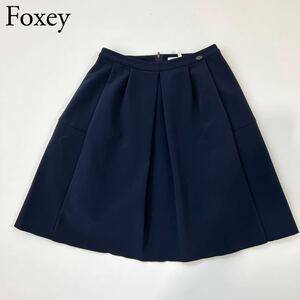 美品 FOXEY NEW YORK フォクシーニューヨーク フレアスカート ボックスプリーツ 膝丈　ロゴプレート ネイビー　ボトムス レディース