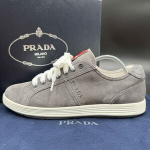 1円 【美品】 PRADA プラダ 【圧倒的高級感】 メンズ サイドロゴ エンボス スニーカー シューズ 靴 スエード グレー 付属品付き 25.0cm相当