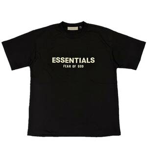 [並行輸入品] FEAR OF GOD FOG ESSETIALS エッセンシャルズ フロント カーキロゴ 半袖 Tシャツ (ブラック) (S)