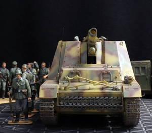 1/35 ドイツ軍 フルメル自走榴弾砲（歩兵＆将校フィギュア×計5体付き） 制作完成品