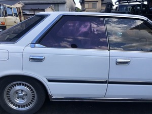 S60年 Y30 セドリック 4ドア HT 右リアドア モール ガラス付 カラー 326 中古品 即決 219863 240520