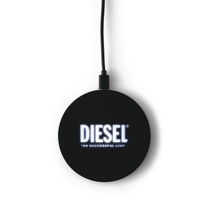 新品　DIESEL WIRELESS CHARGER ワイヤレス充電器規格「Qi」ディ－ゼル　通電するとDIESELロゴが点灯 J219