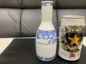 明治～大正時代製造？★伊万里焼？骨董品「徳利」菊柄（縁約３Cm×底約5.9Cm×高さ約15.8Cm）磁器　酒器（TM段箱保管）