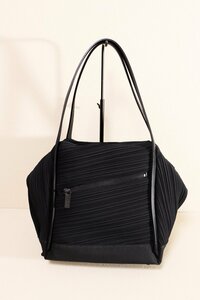 ☆美品☆プリーツプリーズ/イッセイミヤケ/BIAS PLEATS BAGハンドバッグ/黒xw663