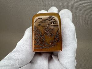 【亀】在銘　作家物　中国　田黄石印材　山水彫刻　角印　高さ約4.2cm　(検)金石篆刻 寿山田黄 細密彫 石彫 書道具 唐物 古玩