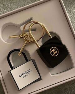 送料無料 ノベルティーCHANEL La Collection 2024 南京錠 キーホルダー カデナ ノベルティ ブラック ホワイト セット ボックス　鍵　ロック