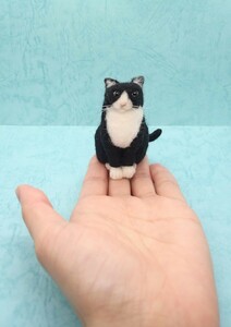 羊毛フェルト猫「K」 ハチワレ猫　 ハンドメイド ミニチュア 一点物 猫雑貨 ドールハウス 羊毛フェルト 猫　手のひらサイズ