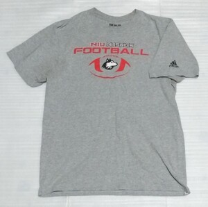 ☆adidas.com アディダス サイズL 半袖Tシャツ THE GO-TO TEE スポーツ フアッション ウェア ティー グレイGLAYレッドNIU HUSKIES FOOTBALL