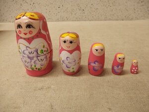 0840060a【ロシア民芸品 マトリョーシカ ５ピース】木製人形/ピンク系/郷土玩具/置物/オブジェ/インテリア/中古品