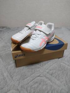 新品　アシックス(ASICS) サッカー トレーニングシューズ JUNIOLE 6 IN 1104A044-101 ホワイト/フラッシュコーラル 17.0cm