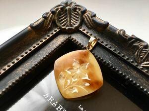 上品 アンティーク ペンダントトップ ルーサイト 裏彫り 彫刻 花 ヴィンテージ アクセサリー べっ甲色 vintage pendant accessory G