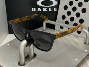 偏光★OAKLEYオークリー FROGSKINSフロッグスキン マットブラック艶消し黒×ACIDトータス鼈甲柄/ブラックミラーPOLARIZED USA製サングラス