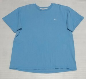 ☆NIKE TEE 半袖Tシャツ Lサイズ スポーツ ウェアCOTTONフアッション ティー ライト水色ブルー白ワンポイント刺繍 ナイキ BETTER WORLD.COM