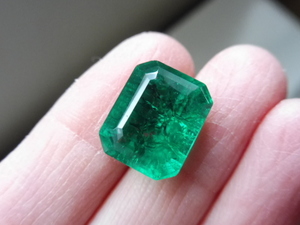 高品質★鑑別付　vivid green エメラルド　綺麗なテリの出方　約9.30ct　ルース　リングやペンダントに！