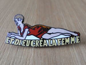 古い ピンバッジ : ET DIEUCREA LA FEMME 美女 セクシー ピンナップ 人物 ピンズ #F