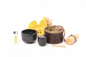 時代　小型　「　黒三番茶碗　・　茶器　」　黒楽茶碗　+　竹製　茶道具　・　棗　/　煎茶道具　古竹　漆器　茶筅　竹籠　茶篭　匙　.4055