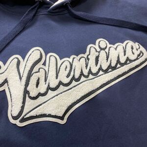 【極美品・現行】 VALENTINO ヴァレンティノ メンズ プルオーバー パーカー フーディ スウェット ビッグロゴ 刺繍 筆記体 ネイビー Mサイズ