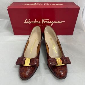 【 Salvatore Ferragamo サルヴァトーレフェラガモ パンプス VARA カーフレザー クロコ調 ブラウン ４ 1/2 箱付 】