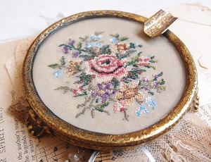 ★アンティーク プチポワン 刺繍 灰皿 トレイ 小物入れ 金属製 3つ足 