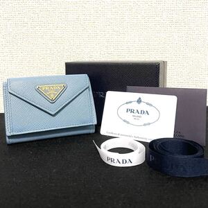 1円スタート！新品未使用 PRADA プラダ サフィアーノ レザー ライトブルー コンパクトウォレット ミニ財布 三角プレート 付属品完備 三つ折