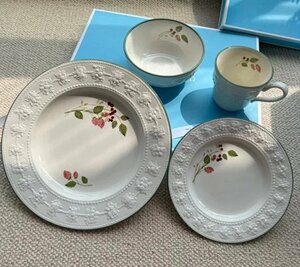 Wedgwood ウェッジウッド ティーカップ 茶器セット カップ ボウル ラズベリー 皿付き 4点セット 画像通り