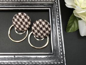 【ハンドメイド】千鳥格子柄カボションとデザインリングの大ぶりピアス《サージカルステンレスピアス》