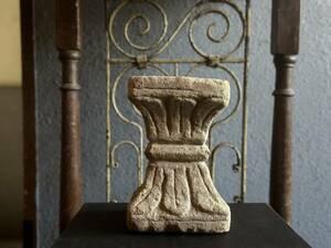 インド　アンティーク　オブジェ　台座　台　砂岩　アート　置物　インテリア　ディスプレイ　石製　石　古道具　