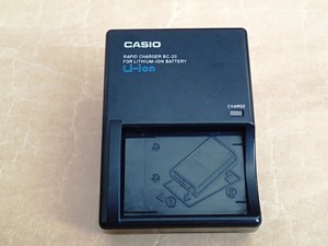 〈 CASIO リチウムイオン充電器 BC-20 〉