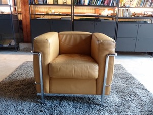 b.｜Cassina/カッシーナ｜LC2｜1人掛ソファ｜レザー/茶系｜ル・コルビュジェ｜ニューヨーク近代美術館