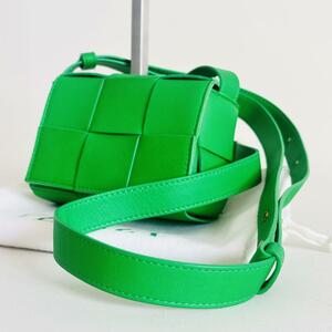 極美品　BOTTEGA VENETA キャンディカセット　袋付き　ボッテガ レザー グリーン ショルダー バッグ ミニ メンズ　レディース　男女兼用