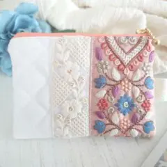 インド刺繍りぼん キルト ポーチ　白⑦　ハンドメイド