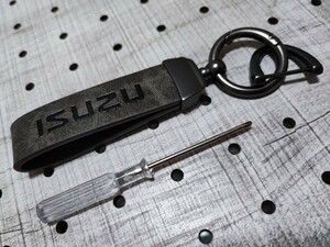 ISUZU 極厚レザー&チタン キーホルダー カラビナ【カーキグレー】いすゞ アスカ ウィザード ジェミニ ビッグホーン ビークロス ピアッツァ