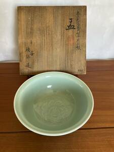 瑞祥造 平安 青磁 京焼 浮彫 桐箱 陶磁器 工芸品 伝統工芸 盂(鉢) 青磁富貴草彫刻紋 菓子鉢アンティーク 骨董古玩 約H10.7xW25.5cm k2-019