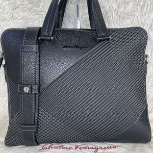 【超希少・極美品】フェラガモ Ferragamo エンボス ビジネスバッグ ブリーフケース 2way ショルダーバック 肩掛け 本革 レザー ブラック 黒