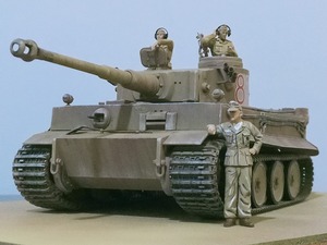 即決 タミヤ 1/35 ドイツ タイガーⅠ型 極初期生産型 アフリカ戦線 戦車兵追加、バイクサイドカー、クリアボックス付き