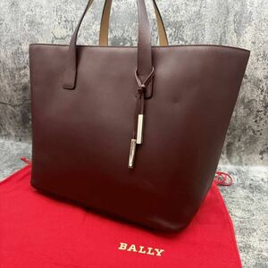 ■極美品■BALLY バリー トートバッグ ハンド 肩掛け メンズ ビジネス 書類 A4 PC 大容量 自立 旅行 チャーム 金具 レザー 本革 ボルドー