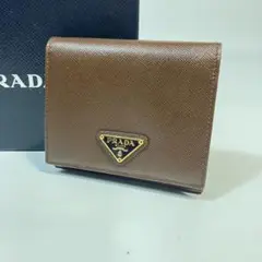 未使用に近い　PRADA ミニ財布　サフィアーノレザー　三角プレート　刻印