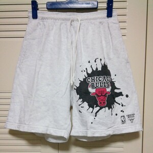 ★【古着】 ハーフパンツ(スウェットパンツ)　 Lサイズ(ウエスト78～88)　　「CHICAGO BULLS」イラスト、ロゴ入り