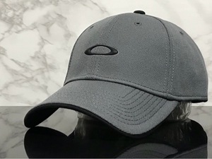 【未使用品】6C クール★OAKLEY オークリー キャップ 帽子 CAP クールなグレーの伸縮素材にブラックロゴ！《伸縮前59㎝～62㎝位迄》